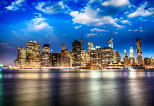 Fototapeta Spectacular sunset view of lower Manhattan skyline from Brooklyn
