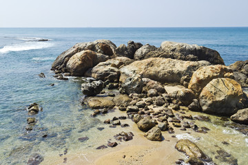 Fototapeta na wymiar Duże kamienie w wodzie w wybrzeża Oceanu Indyjskiego
