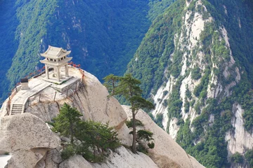 Muurstickers stenen pagode gebouwd op de stenen klif bij de berg huashan © lzf