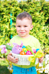 kleiner Junge mit Osternest