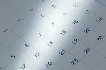 カレンダーの上のビジネスマン