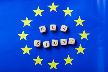 Europa Parlament Wahlen 2014, Elezioni Text auf Flagge