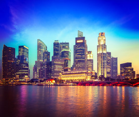 Fototapeta na wymiar Singapur Skyline i rzeki w godzinach wieczornych