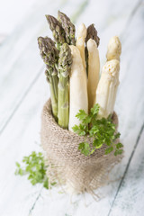 frischer grüner und weisser Spargel