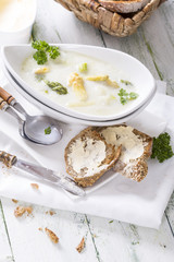 Spargelcremesuppe mit Stückchen