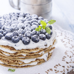 Pfannkuchentorte mit Blaubeeren