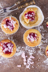 Muffins mit Himbeersauce