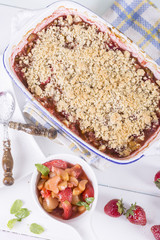 Erdbeer Rhabarbercrumble Draufsicht