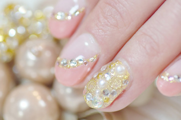 ネイルアートの手とアクセサリー