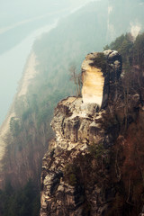 Felsformation in der Sächsischen Schweiz,Elbe im Hintergrund