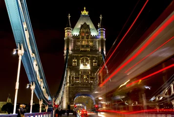 Rolgordijnen Tower Bridge met rode buslichten © dade72