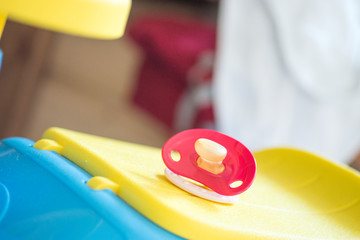 Bobby Car und Nuckel in einem Kinderzimmer