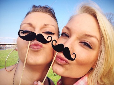 Coole M&auml;dchen machen Selfie
