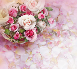 Obraz na płótnie Canvas Roses flowers in basket on petals background.