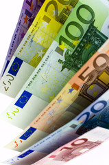 Euro-Geldscheine auf weißem Hintergrund