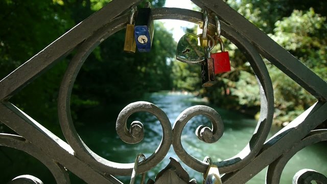 M&uuml;nchen: Liebesschl&ouml;sser am Eisbach - Englischer Garten