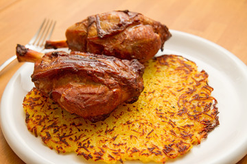 Schweinehaxe mit Rösti