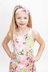 Junges Mädchen im Sommerkleid