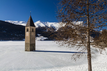 Fototapeta na wymiar Kirchturm im Reschensee im Winter, Italien
