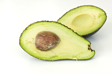 La mitad de aguacate con la semilla
