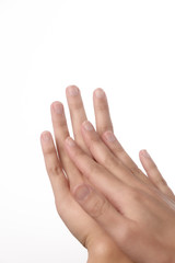 Frau tr&auml;gt Handcreme auf