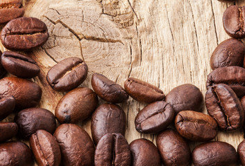 Obraz na płótnie Canvas Coffee grains on grunge wooden background