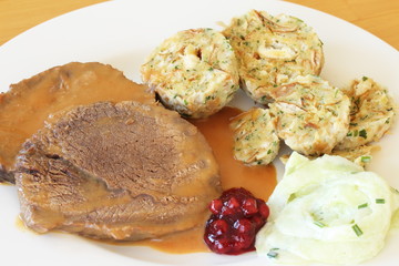 Sauerbraten mit hausgemachten Semmelknödeln u Gurkensalat