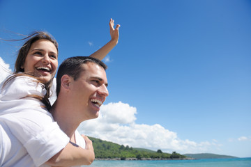 Obraz premium happy couple have fun on the beach