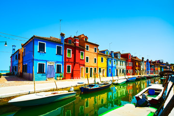 Fototapeta na wymiar Wenecja punkt orientacyjny, Burano wyspa kanał, kolorowe domy i łodzie,