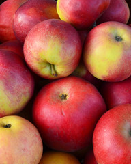 Fototapeta na wymiar pile of red apples closeup/