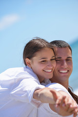 Obraz premium happy couple have fun on the beach