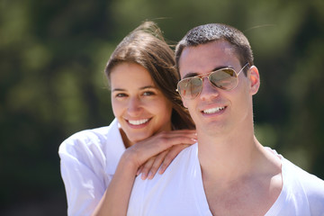 Obraz premium happy couple have fun on the beach