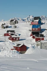 Papier Peint photo Lavable Cercle polaire Maisons colorées à Kulusuk, Est du Groenland