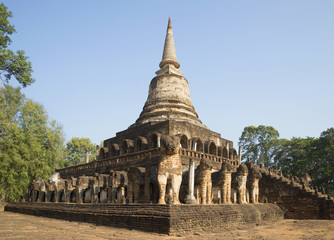 Fototapeta na wymiar Stupa of Wat Chang Lom in a historic Park by Si Satchanalai