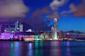 Naklejka premium Hongkong nocą