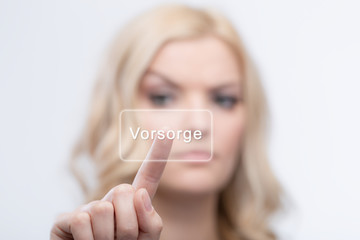 Junge Frau wählt Vorsorge