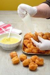Preparazione delle frittelle di carnevale ripiene di crema