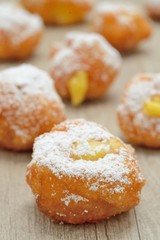 Frittelle di carnevale con ripieno di crema pasticcera