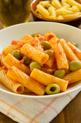 Tortiglioni  con pomodoro e olive, cucina italiana