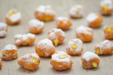 Frittelle di carnevale con ripieno di crema pasticcera