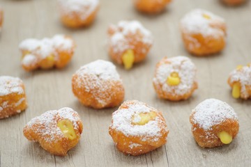 Frittelle di carnevale con ripieno di crema pasticcera
