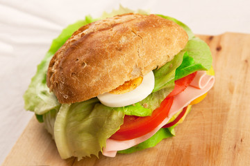 belegtes brötchen mit ei