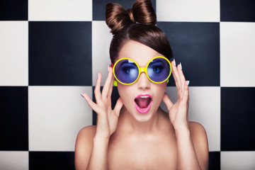 Attractive surprised young woman wearing sunglasses - 62485014