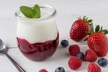 Rote Grütze mit Minze