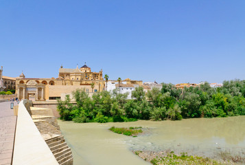 Fototapeta na wymiar Rio Guadalquivir and the Mezquita in Cordoba, Spain