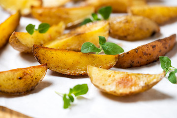 Würzige Kartoffelecken