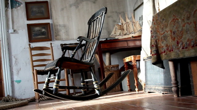 The rocking chair and other things on the room