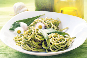 Pasta mit Bärlauchpesto, copy space