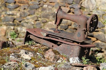 Machine à coudre calcinée.