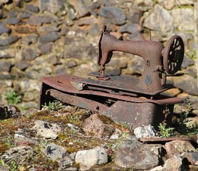 Machine à coudre calcinée.